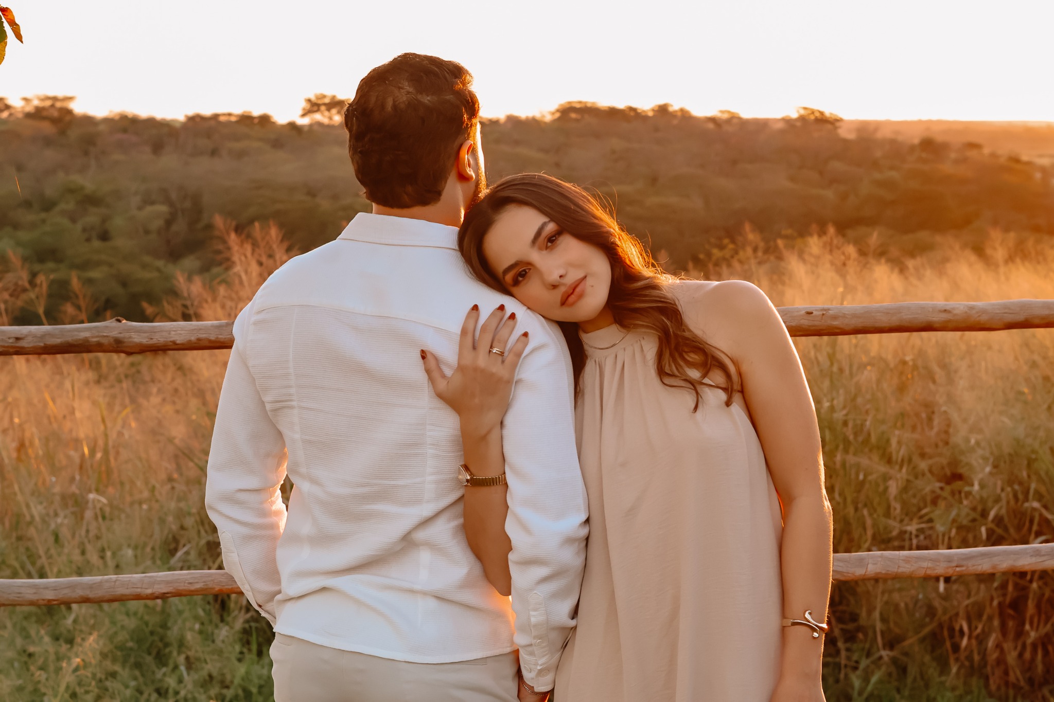 Ensaio de casal ao pôr do sol